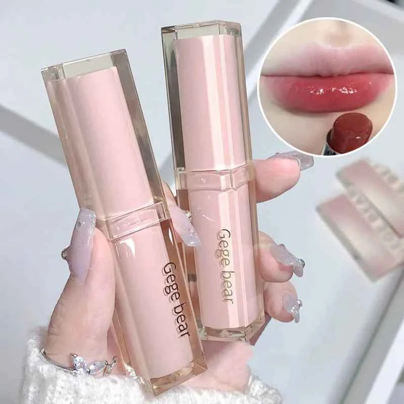When light, soft and smooth lipstick hydrates moisturizing and white, not easy to stick to the cup.
